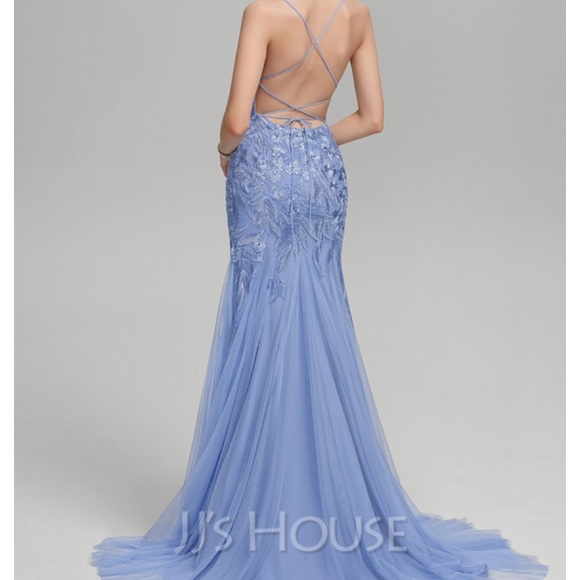 Trumpet / Mermaid formal gown with appliqué and sequins. - Picture 3 of 6